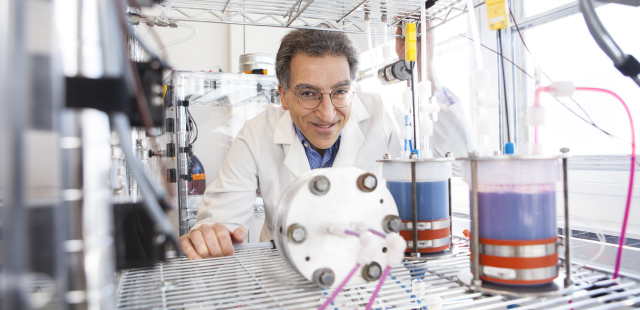 Aziz with flow battery