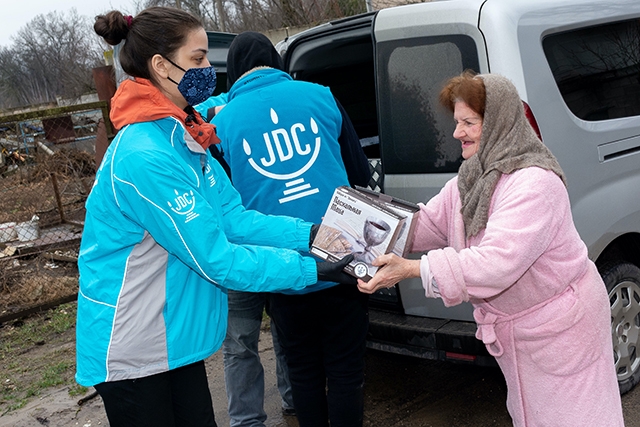 A Jewish volunteer delivers matzah