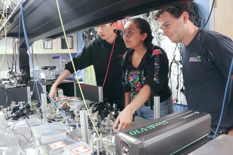 Harvard SEAS post-baccalaureate student Katie Barajas working in the lab of professor Marko Lončar