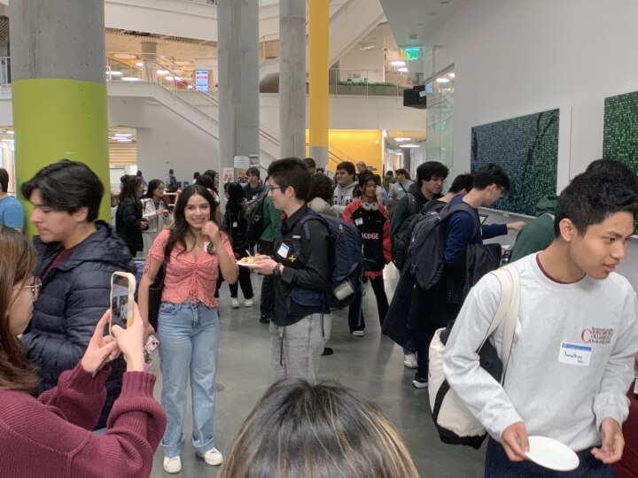 A large crowd of second-year Harvard SEAS concentrators