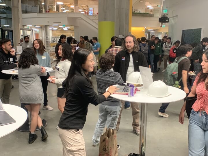 A large crowd of second-year Harvard SEAS concentrators