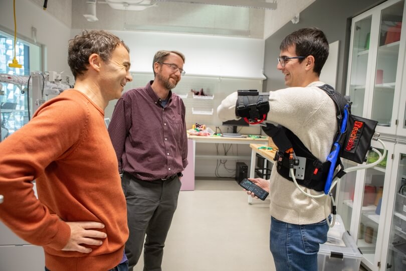 Conor Walsh, Paul Sabin and David Pont in the lab with the device